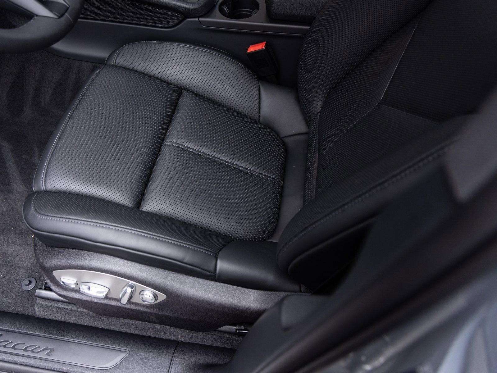 Certified 2026 Porsche Macan image 22