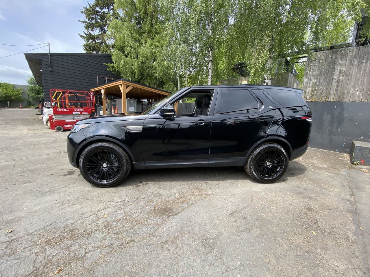 Used 2019 Land Rover Discovery SE AWD/4WD image 3