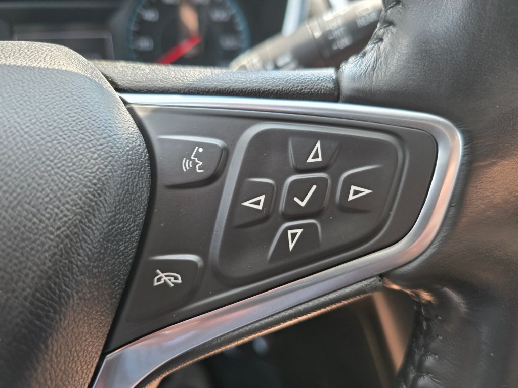 Used 2018 Chevrolet Equinox LT w/ LPO, Hit The Road Package AWD/4WD image 6