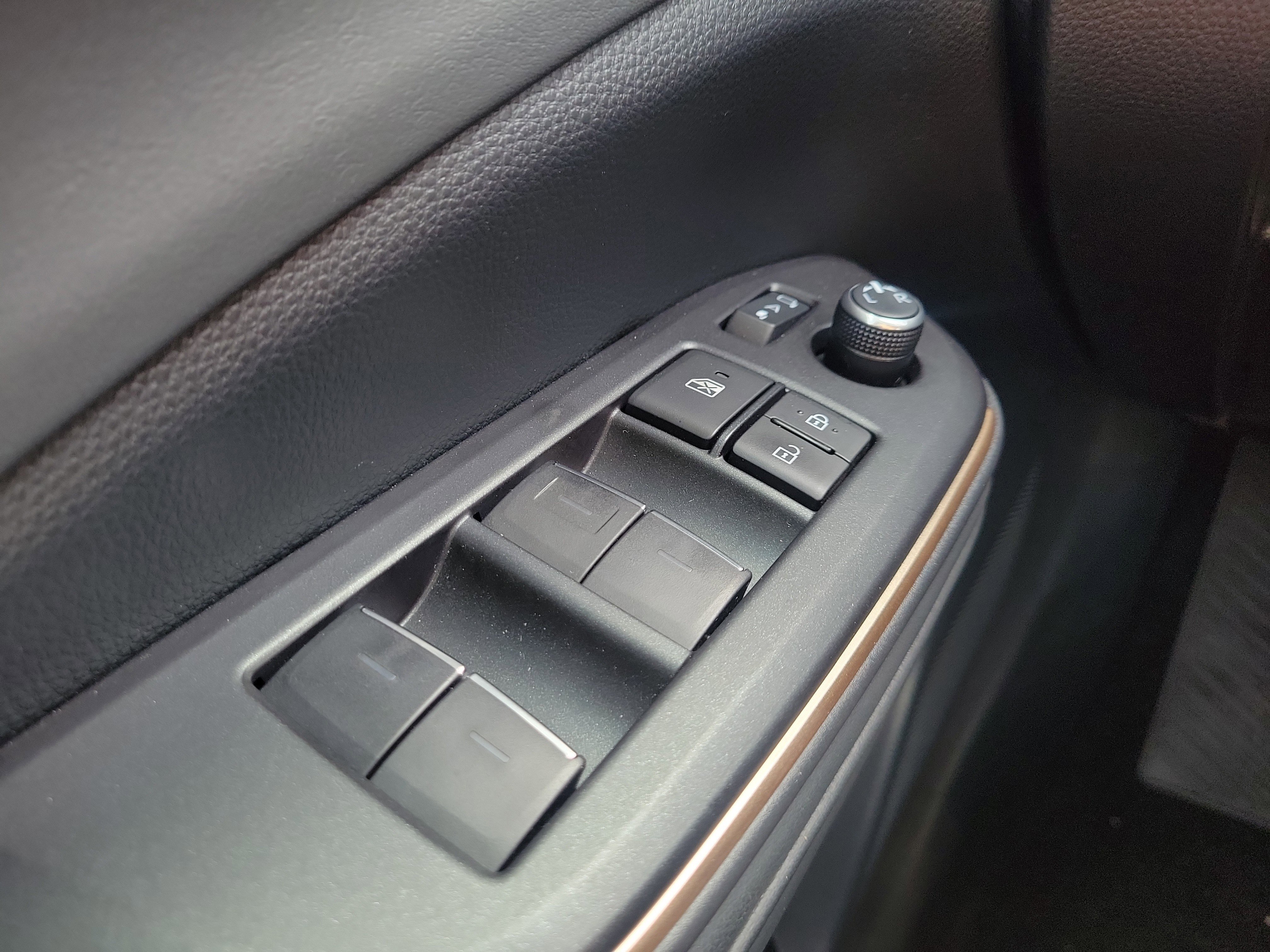 Used 2023 Toyota Crown Limited image 21