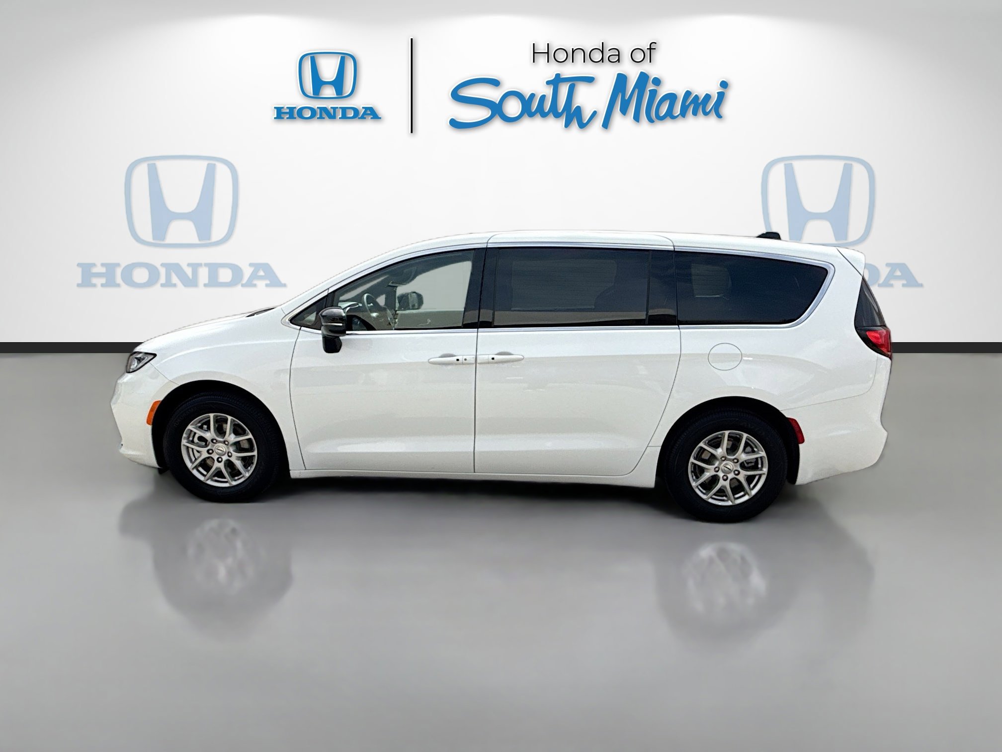 Used 2025 Chrysler Pacifica Select FWD image 4