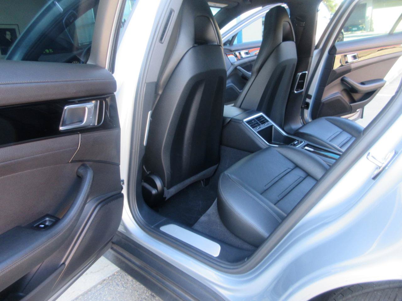 Used 2019 Porsche Panamera RWD image 39