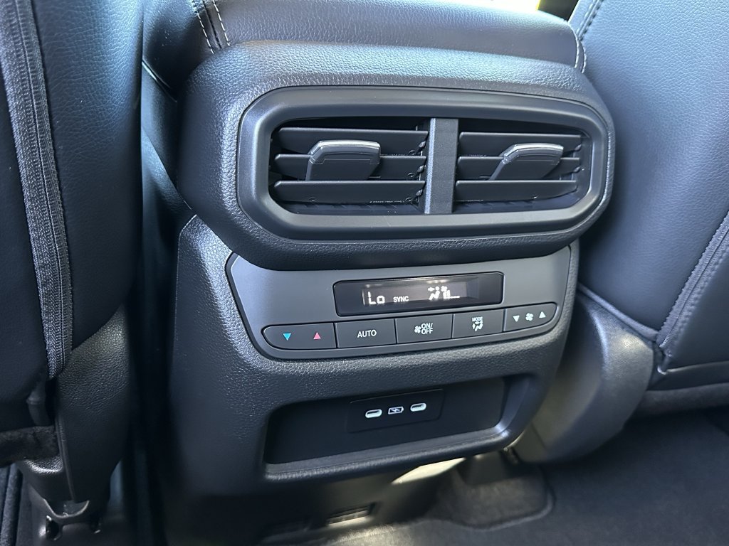 Used 2025 Honda Pilot Touring image 17