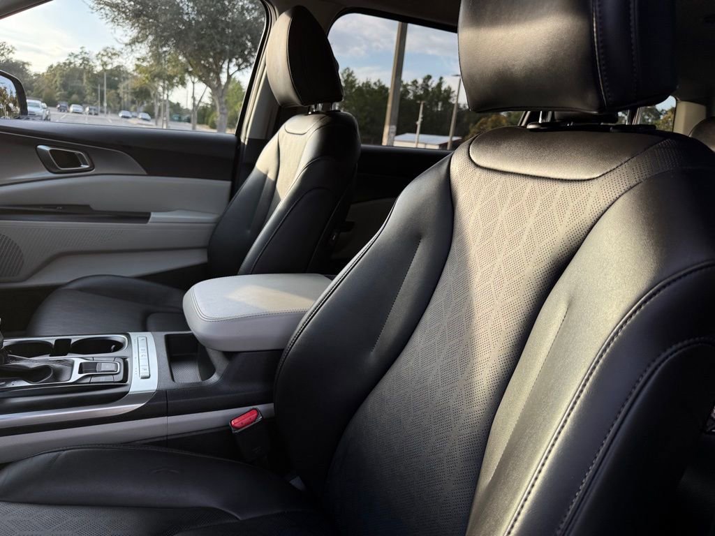 Used 2024 Kia Carnival LX image 32