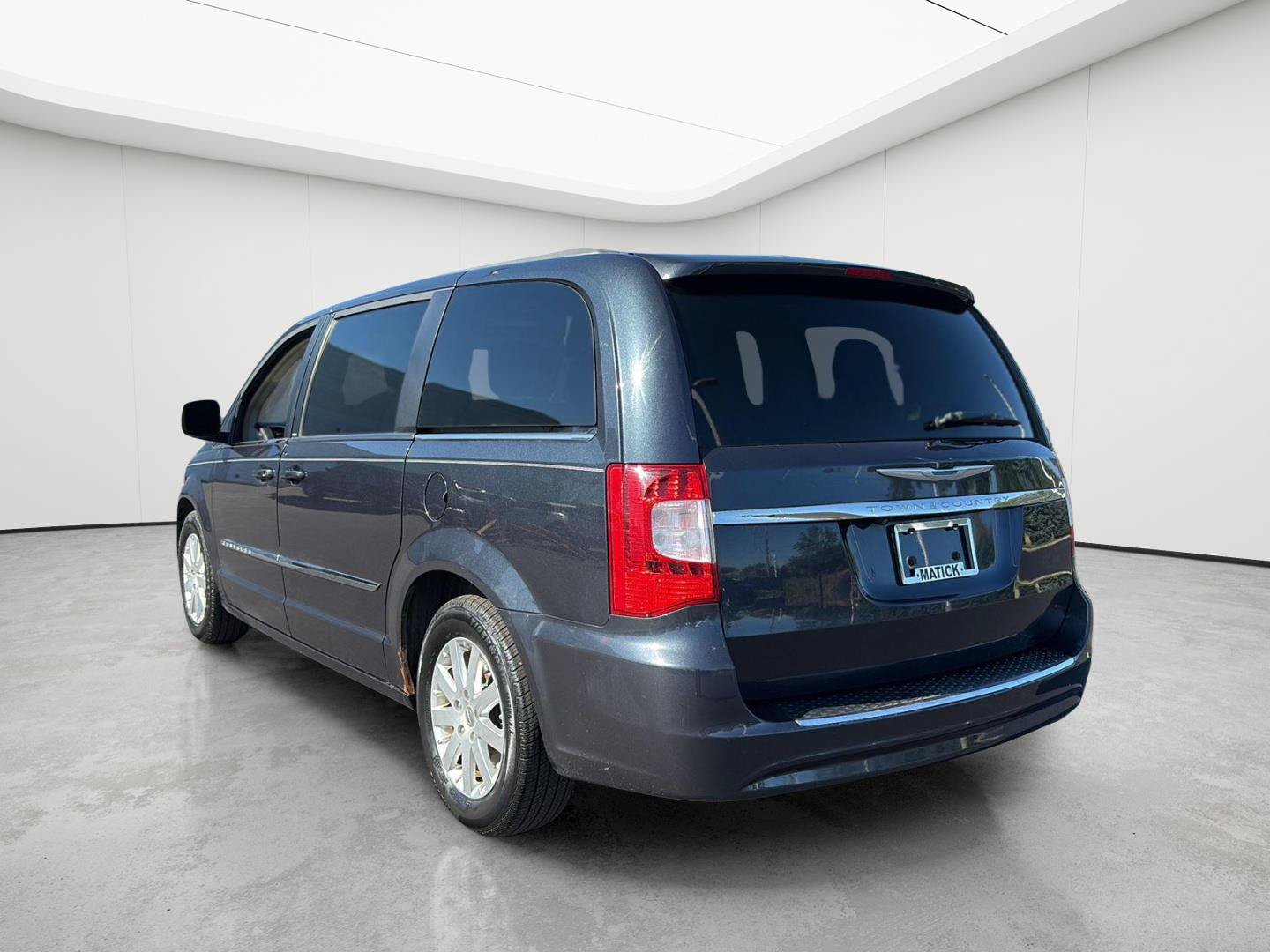 Used 2013 Chrysler Town & Country Touring FWD image 9