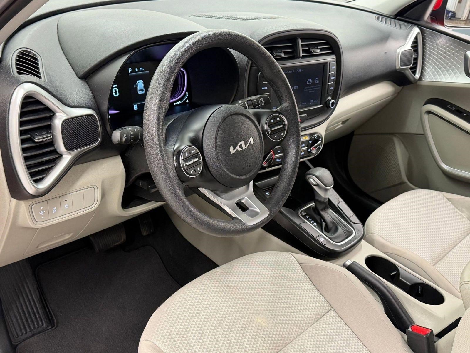 Used 2023 Kia Soul LX FWD image 3