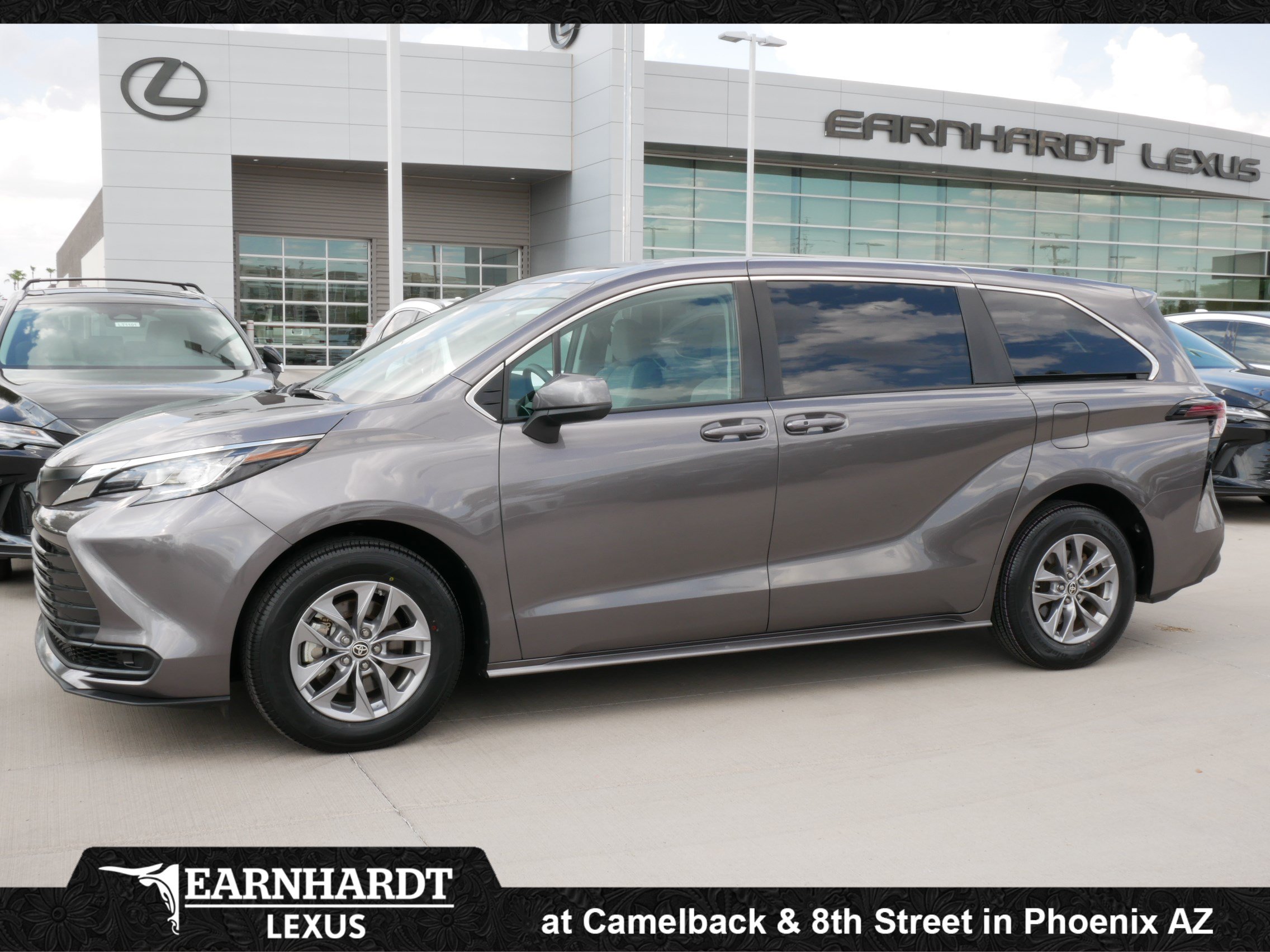Used 2023 Toyota Sienna LE FWD image 1