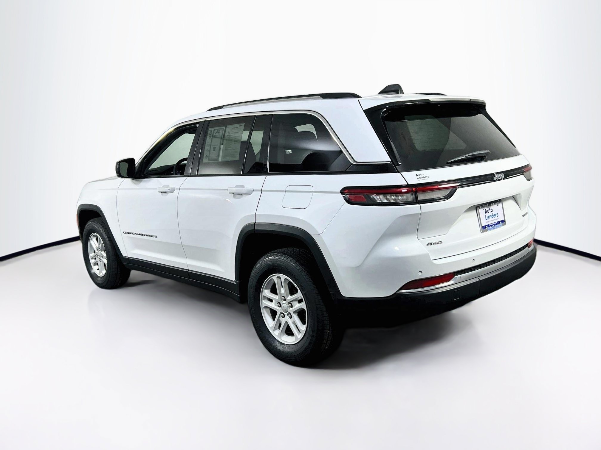 Used 2023 Jeep Grand Cherokee Laredo AWD/4WD image 7