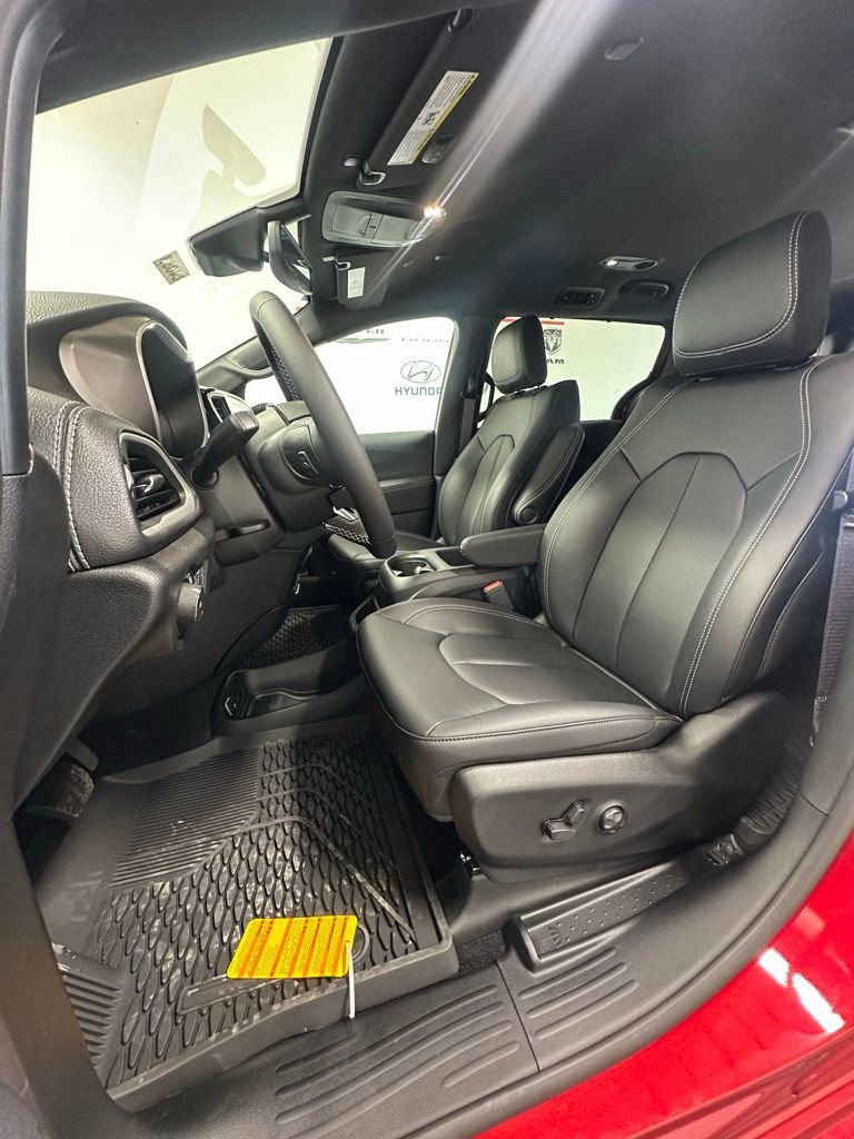 New 2025 Chrysler Pacifica Select w/ Fav Edition Package image 14