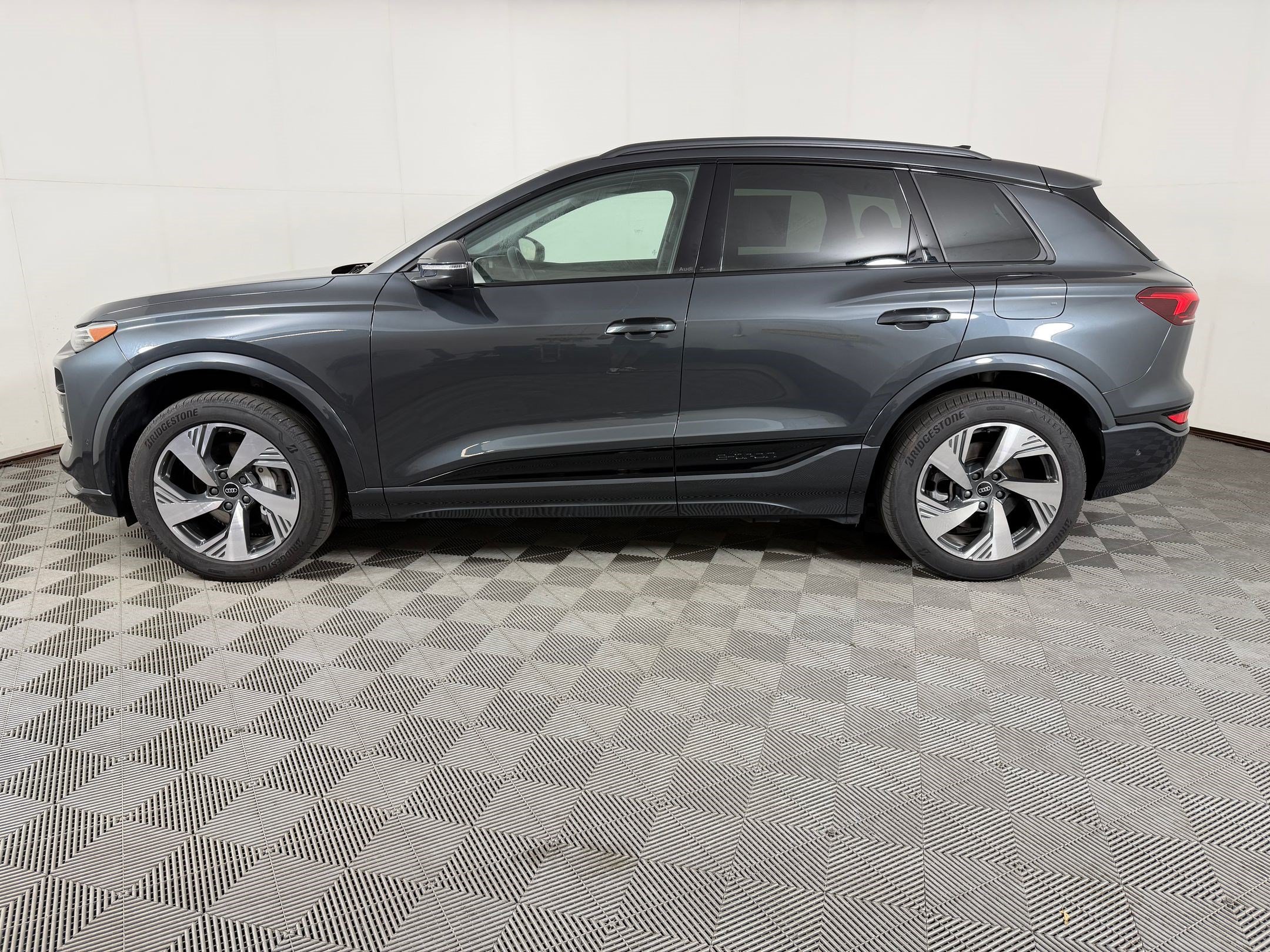 Certified 2025 Audi Q6 e-tron Premium Plus w/ Premium Plus AWD/4WD image 2