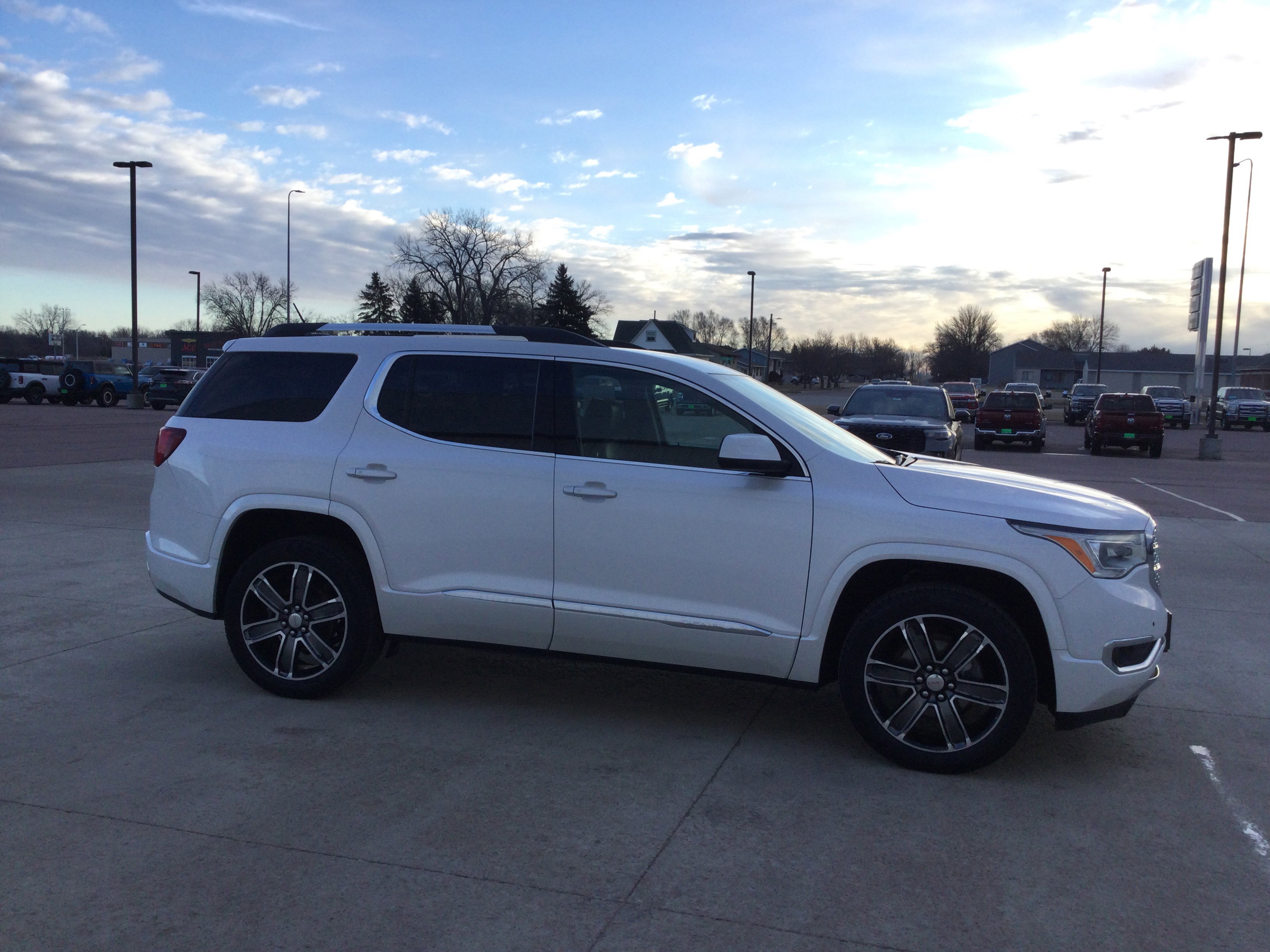 Used 2017 GMC Acadia Denali w/ Technology Package image 3