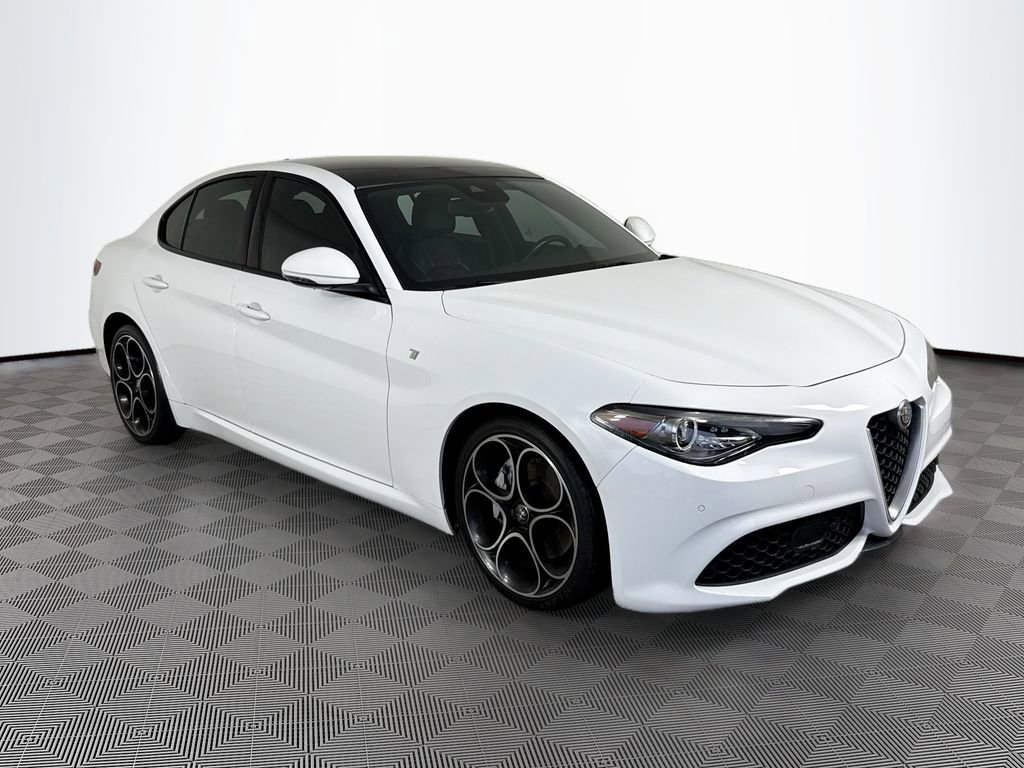 Used 2022 Alfa Romeo Giulia Ti image 4