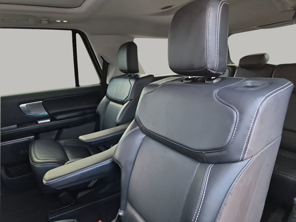 Used 2025 Ford Expedition Platinum image 19