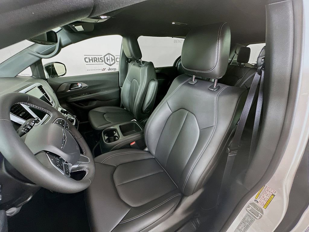 Used 2026 Chrysler Pacifica Select image 21