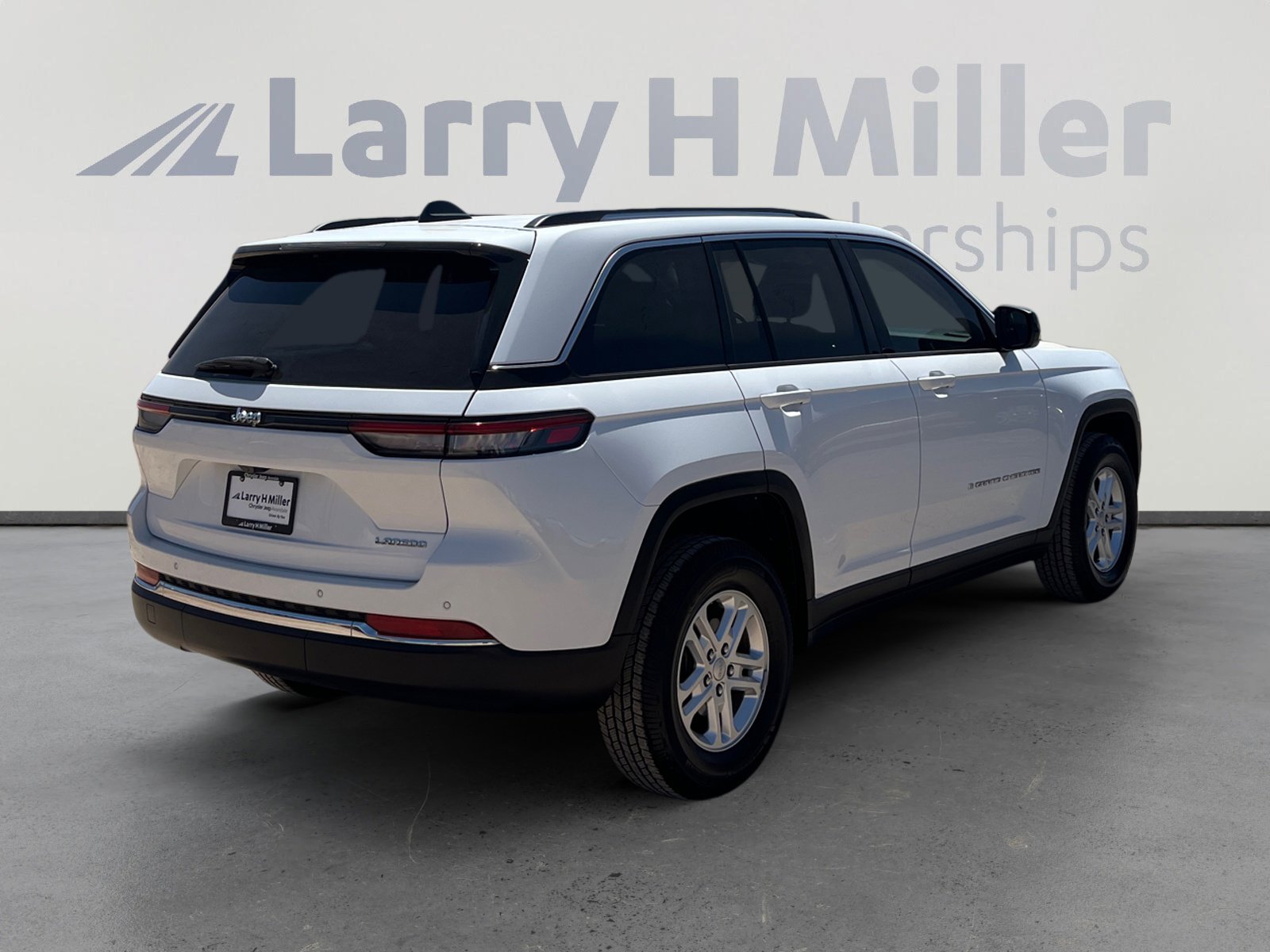 Used 2023 Jeep Grand Cherokee Laredo w/ Trailer Tow Prep Group (B) RWD image 5