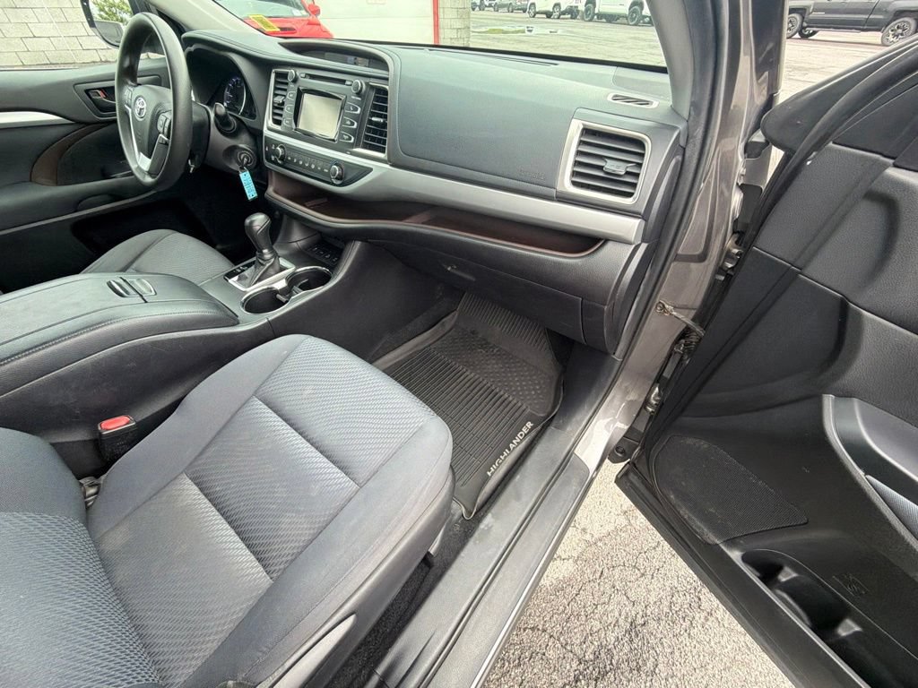 Used 2019 Toyota Highlander LE AWD/4WD image 33
