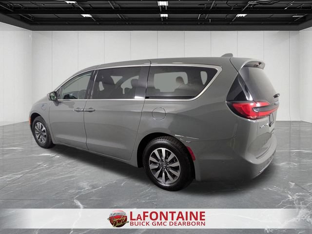 Used 2022 Chrysler Pacifica Touring-L w/ Uconnect Theater Family Group FWD image 3