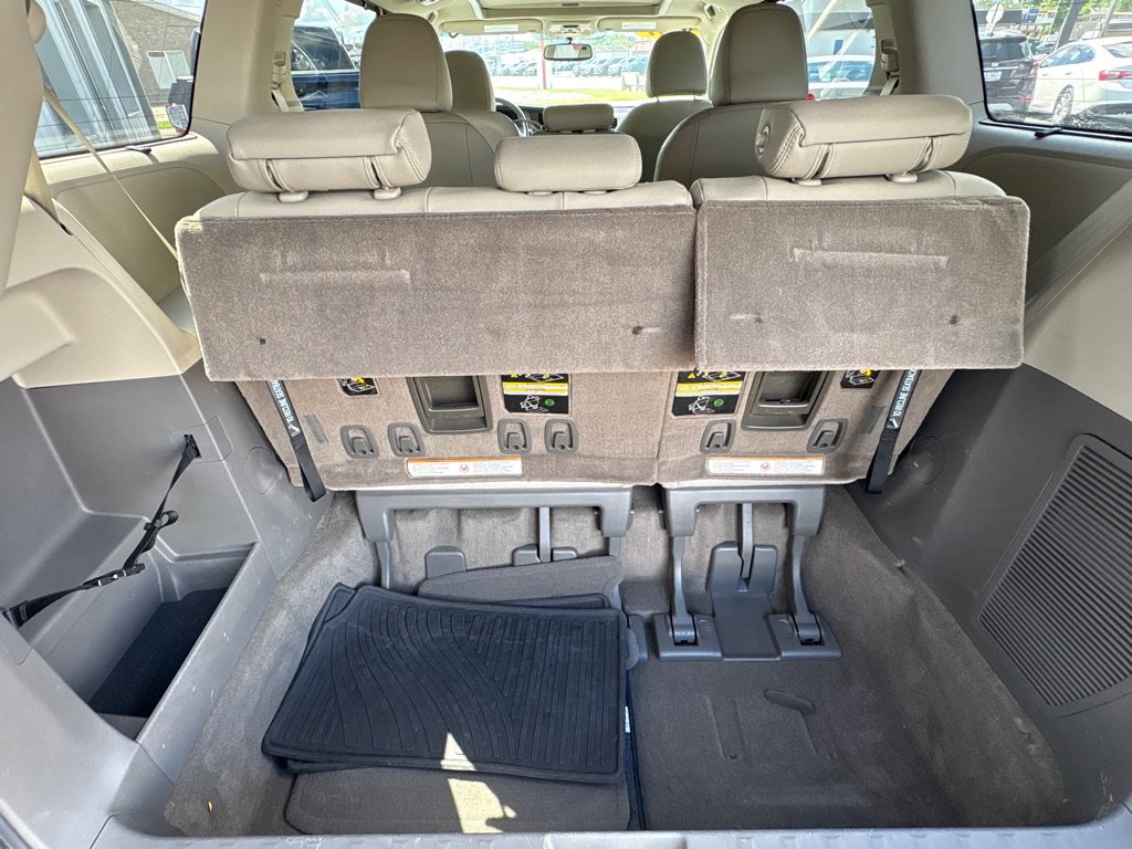 Used 2017 Toyota Sienna XLE w/ XLE Navigation Package FWD image 14