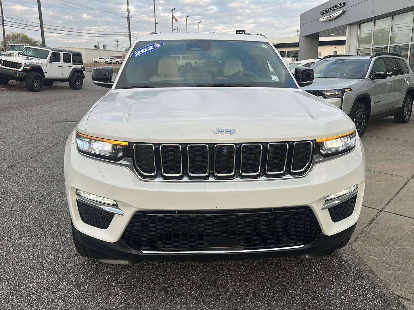 Used 2023 Jeep Grand Cherokee Limited w/ Luxury Tech Group II image 2