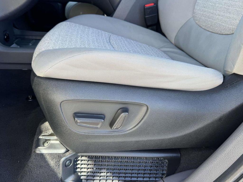 Used 2024 Toyota Sienna LE image 19