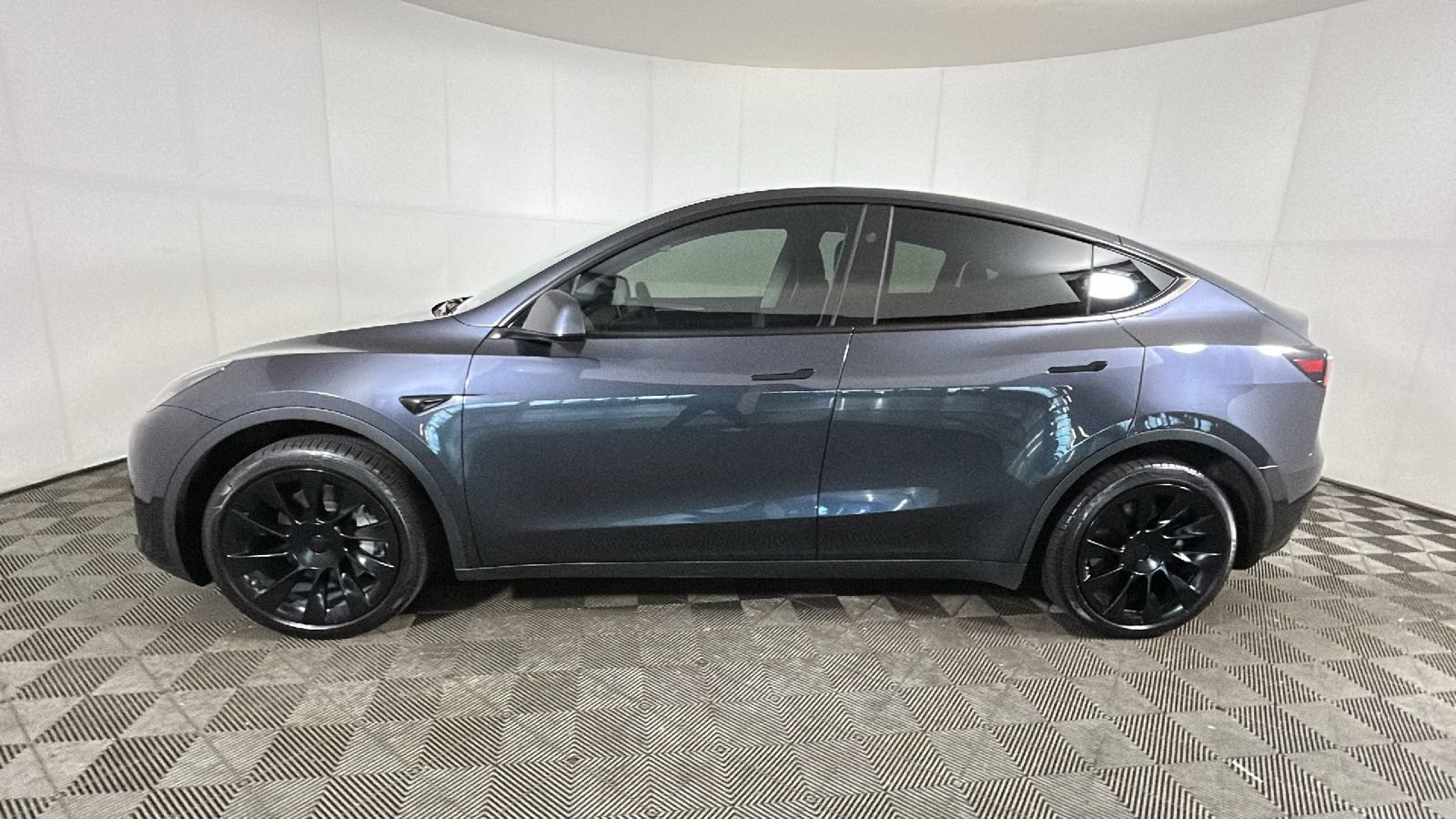 Used 2024 Tesla Model Y Long Range AWD/4WD image 5