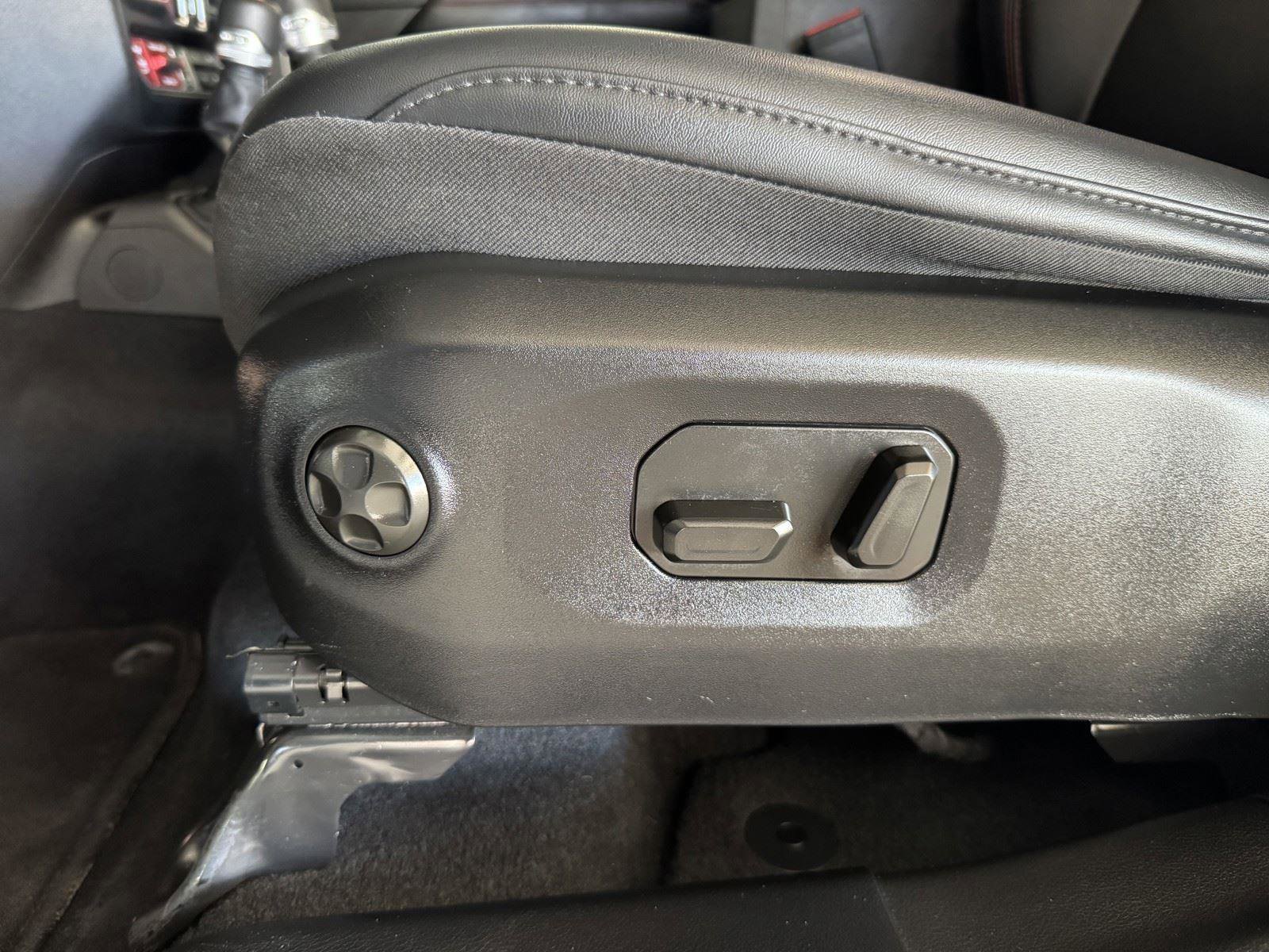 Used 2024 Jeep Gladiator Rubicon w/ Technology Group AWD/4WD image 25