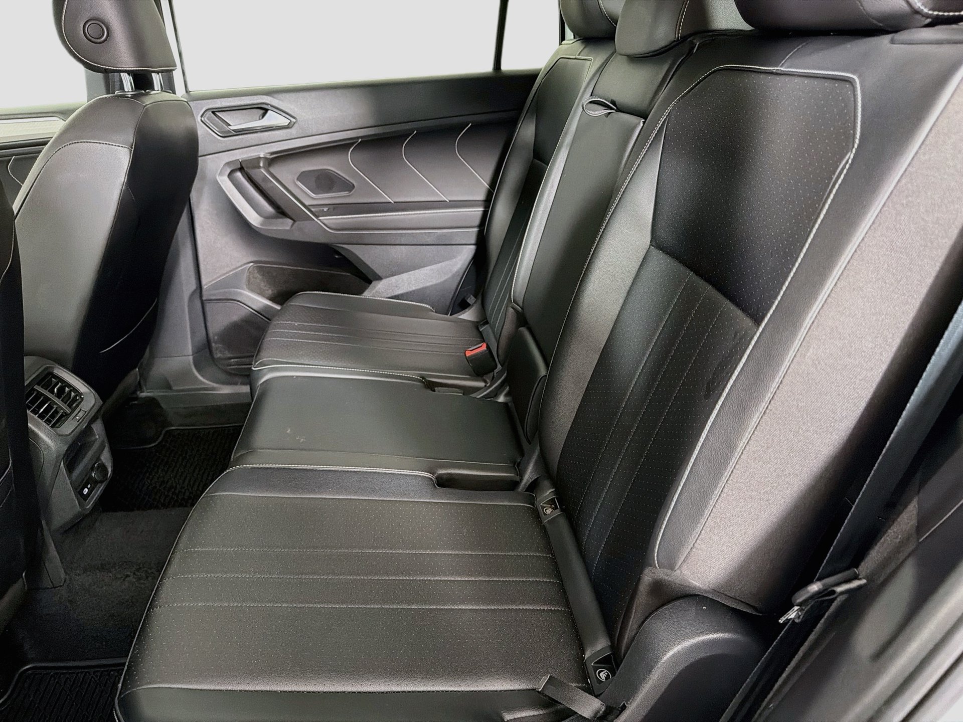 Certified 2022 Volkswagen Tiguan SE R-Line FWD image 21