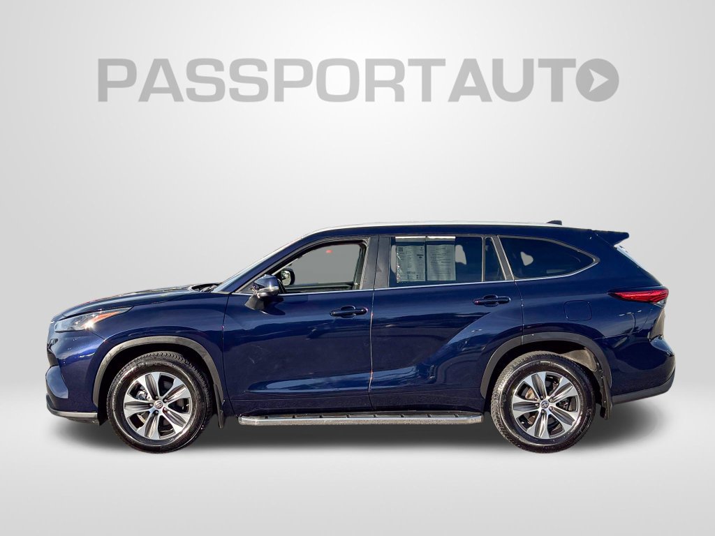 Used 2023 Toyota Highlander XLE AWD/4WD image 2