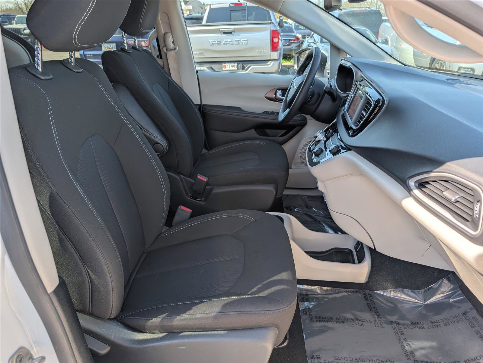 Used 2023 Chrysler Voyager LX image 10