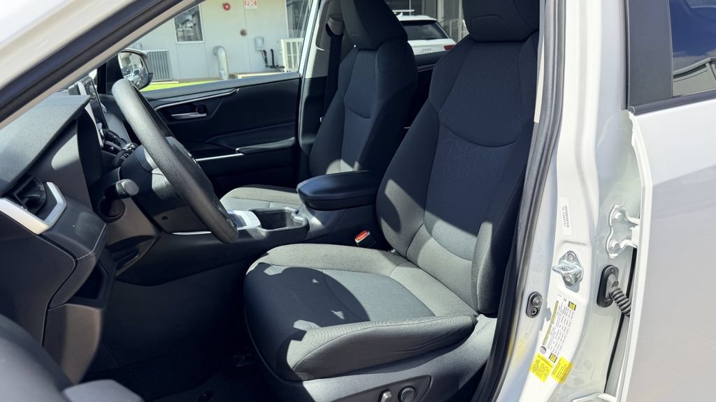 Used 2025 Toyota RAV4 XLE FWD image 18
