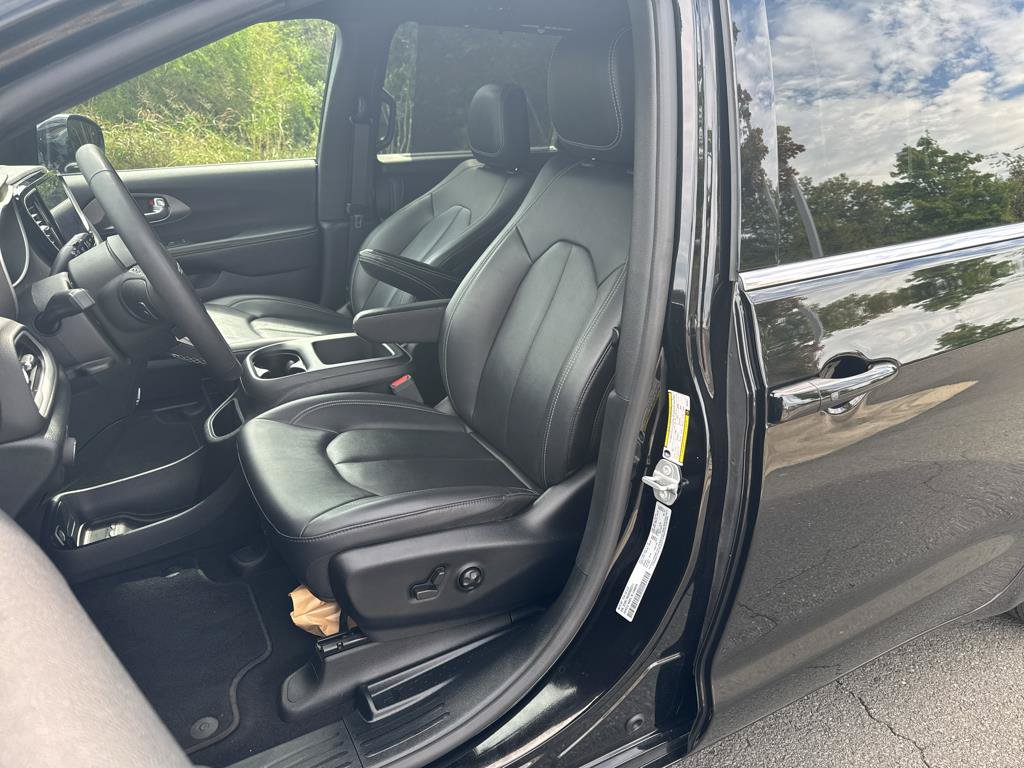 Used 2025 Chrysler Pacifica Select FWD image 22