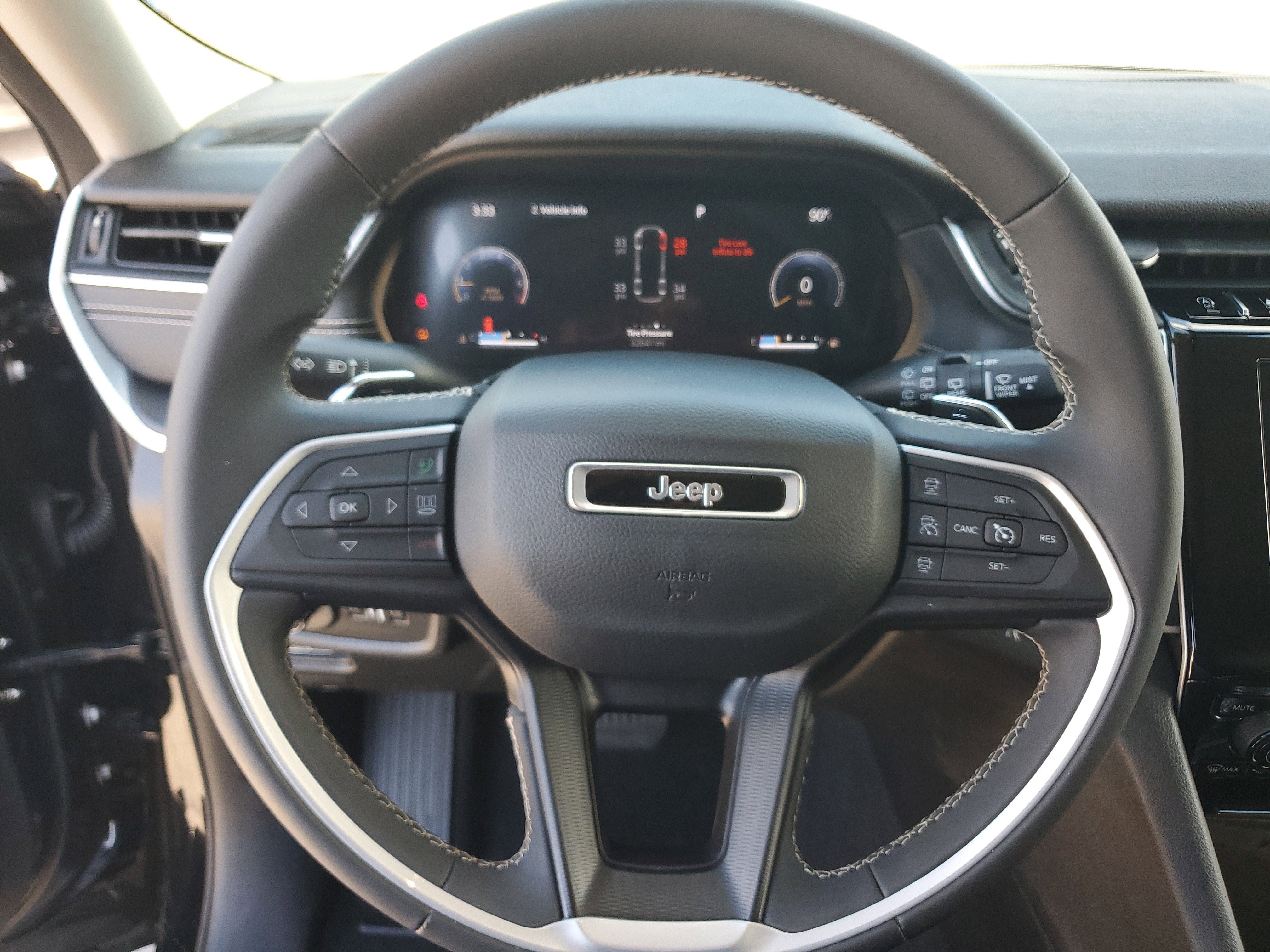 Used 2023 Jeep Grand Cherokee L Laredo image 9