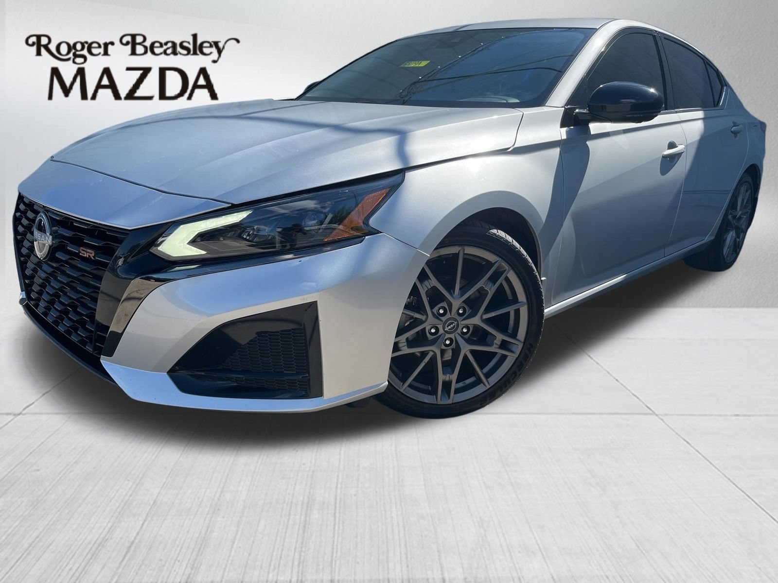 Used 2023 Nissan Altima 2.0 SR FWD image 1