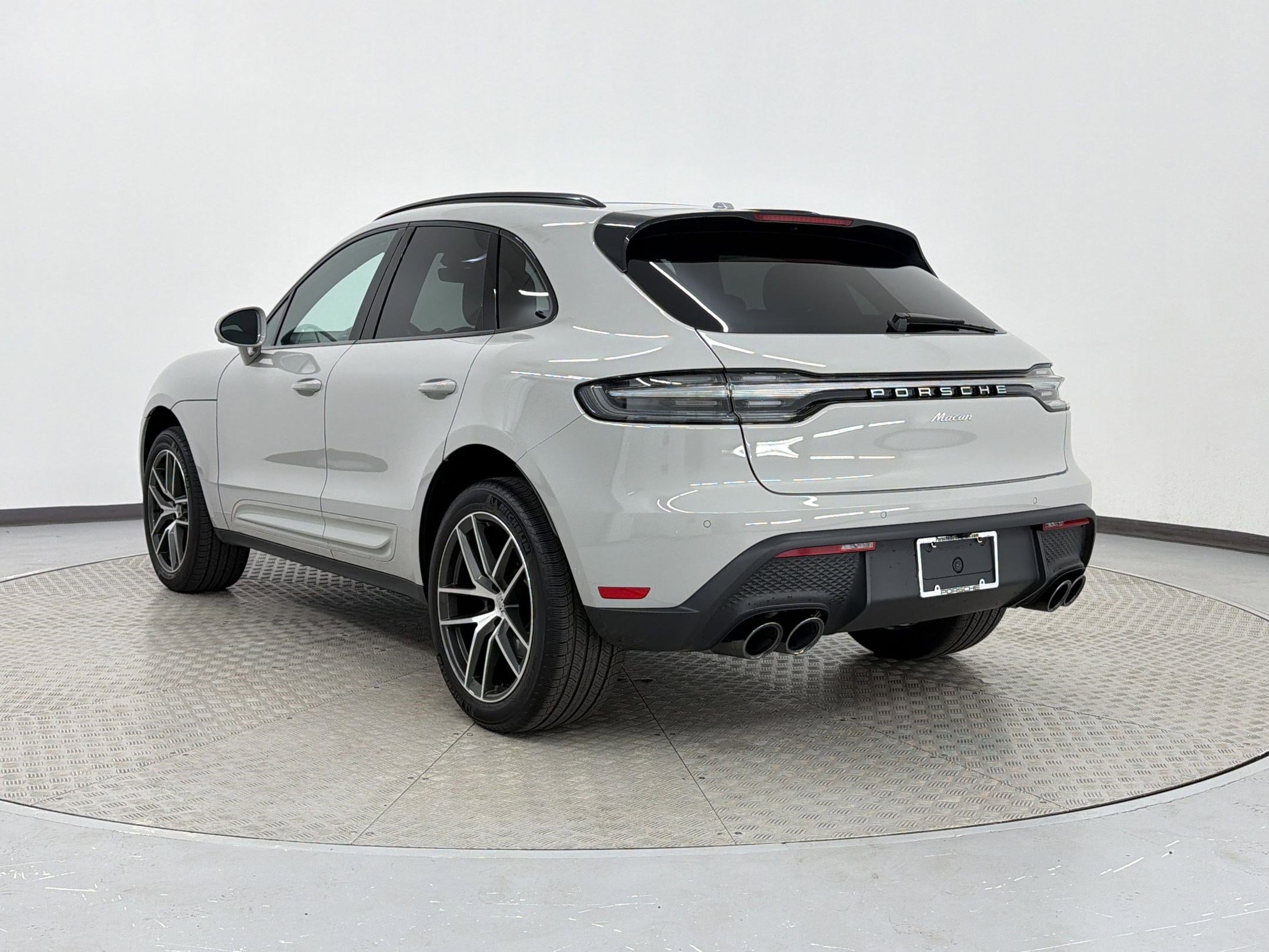 Used 2025 Porsche Macan AWD/4WD image 3