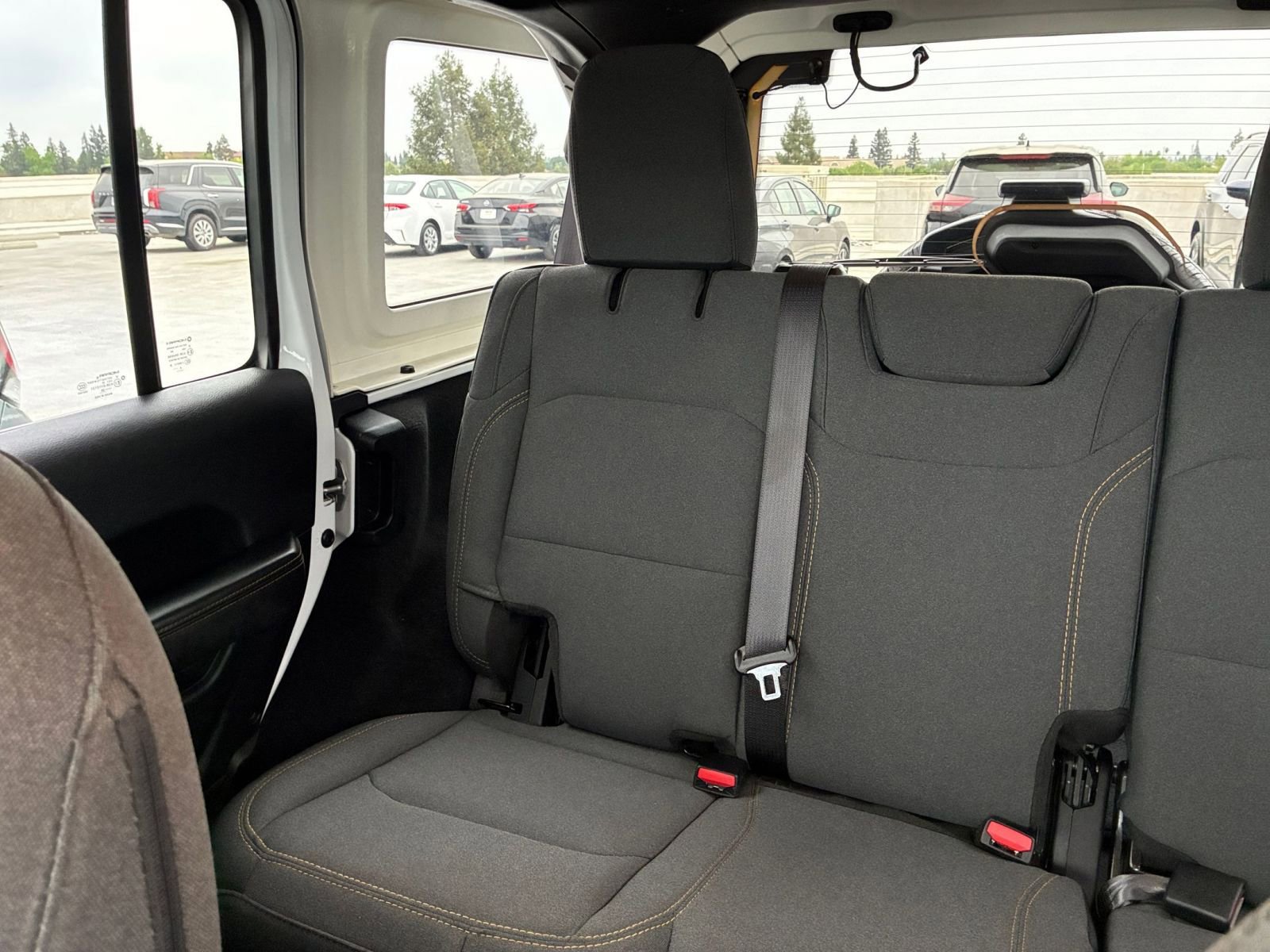 Used 2025 Jeep Wrangler Sahara image 38