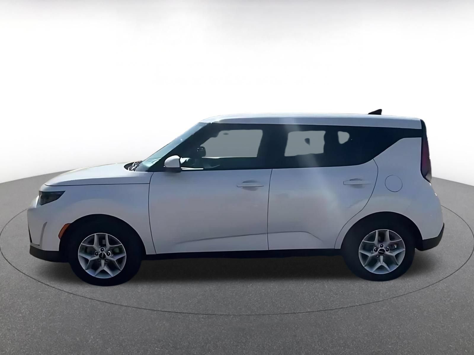 Used 2025 Kia Soul LX w/ LX Technology Package FWD image 8
