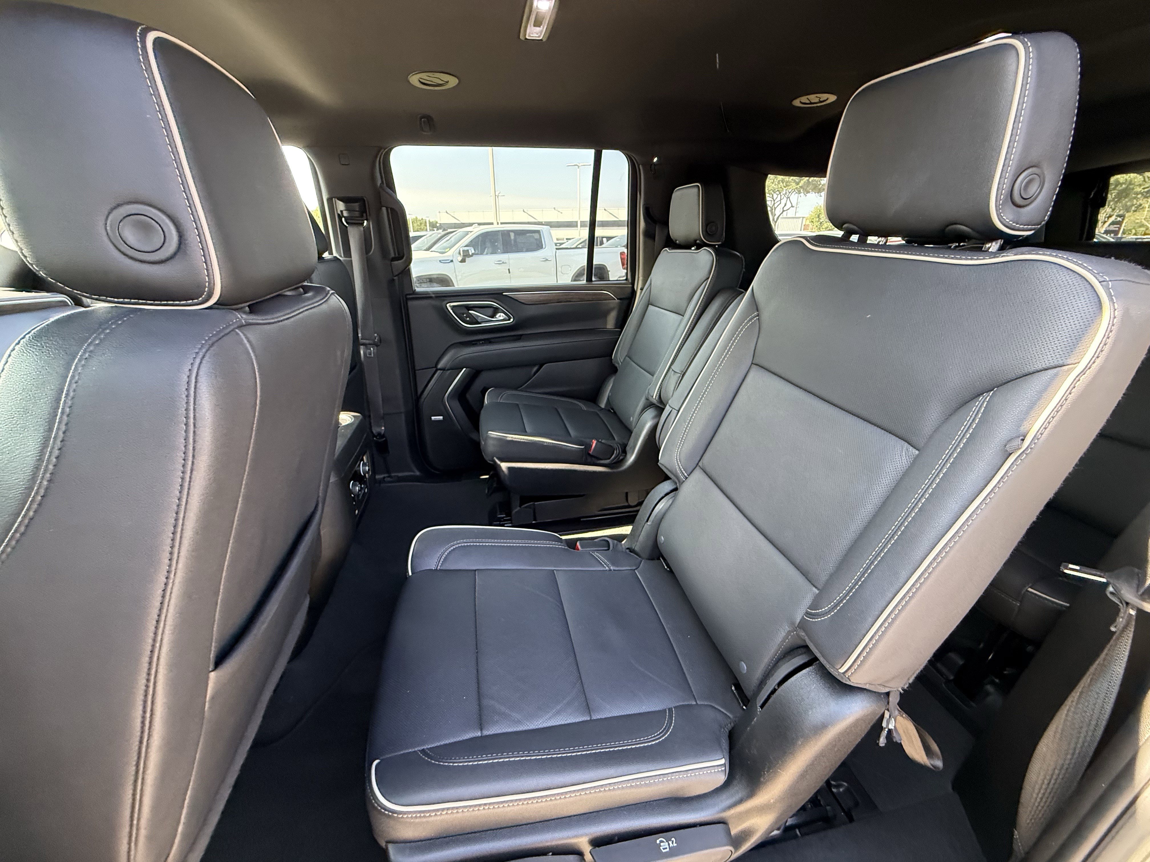 Used 2023 Chevrolet Suburban Premier image 29