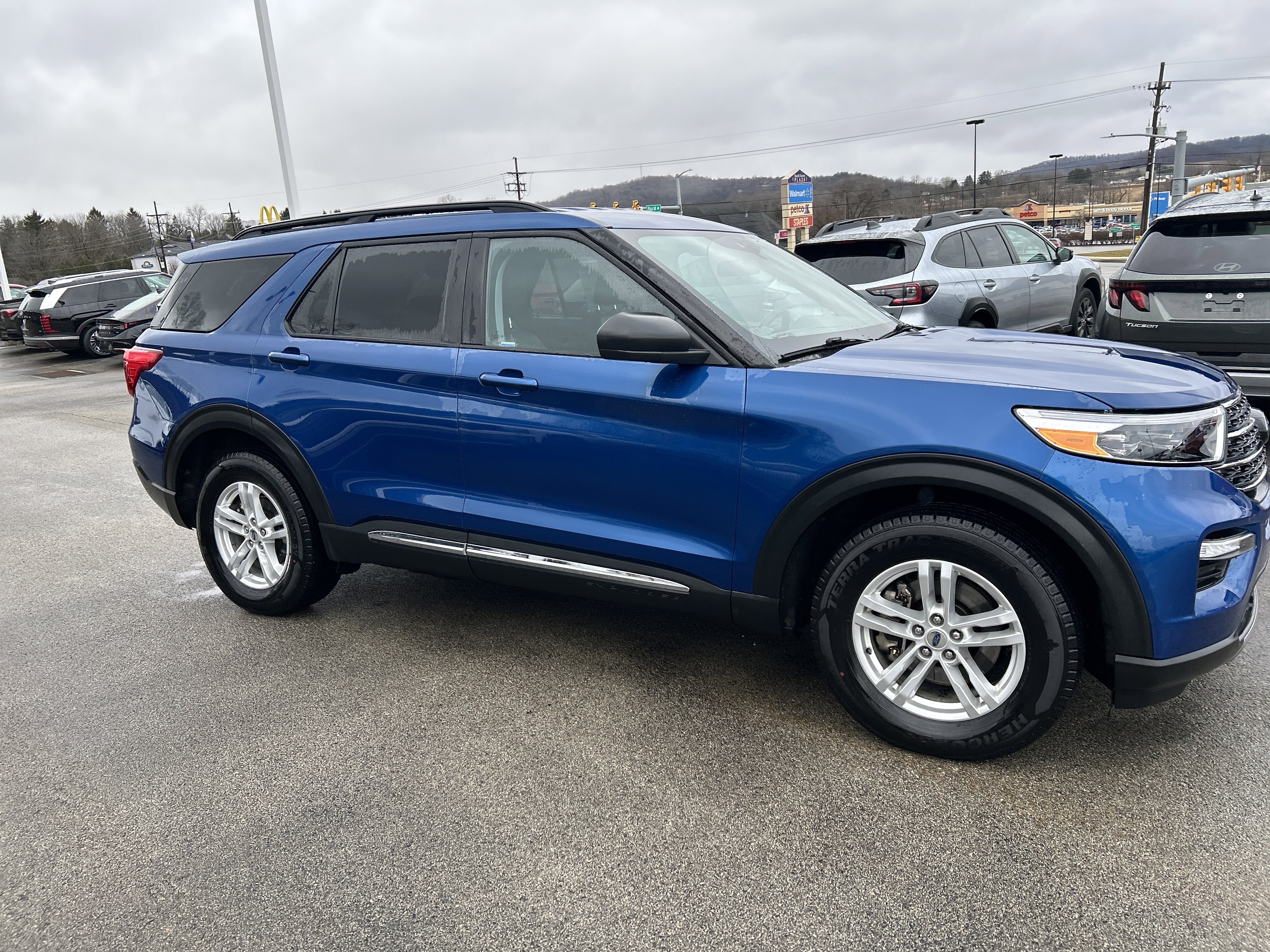 Used 2022 Ford Explorer XLT w/ Equipment Group 202A image 4