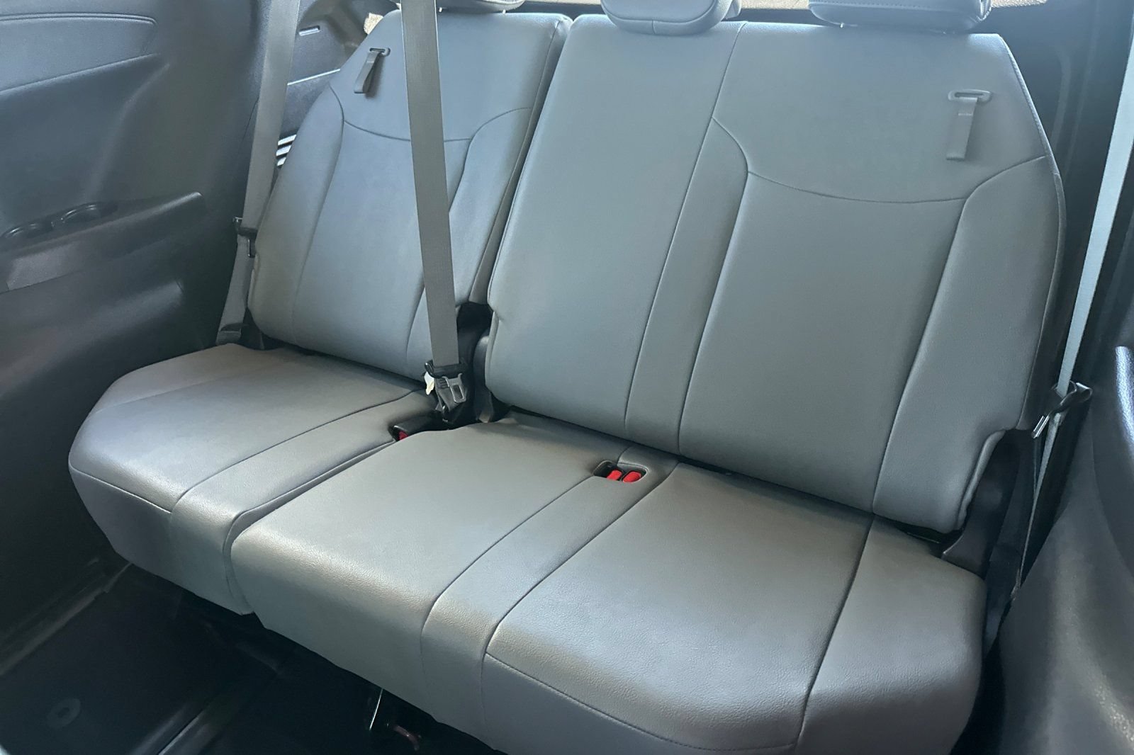 Used 2025 Toyota Sienna XLE FWD image 17