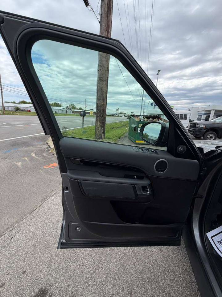 Used 2018 Land Rover Discovery SE AWD/4WD image 10