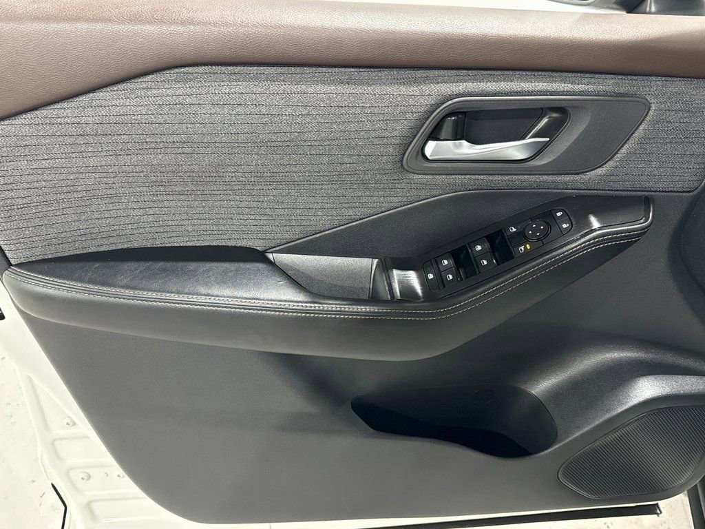 Used 2023 Nissan Rogue SV image 17