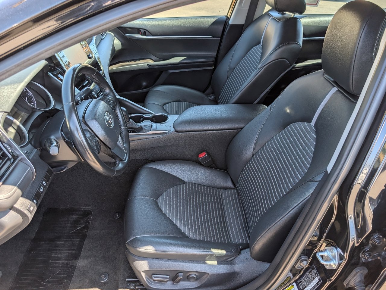 Used 2023 Toyota Camry SE image 2