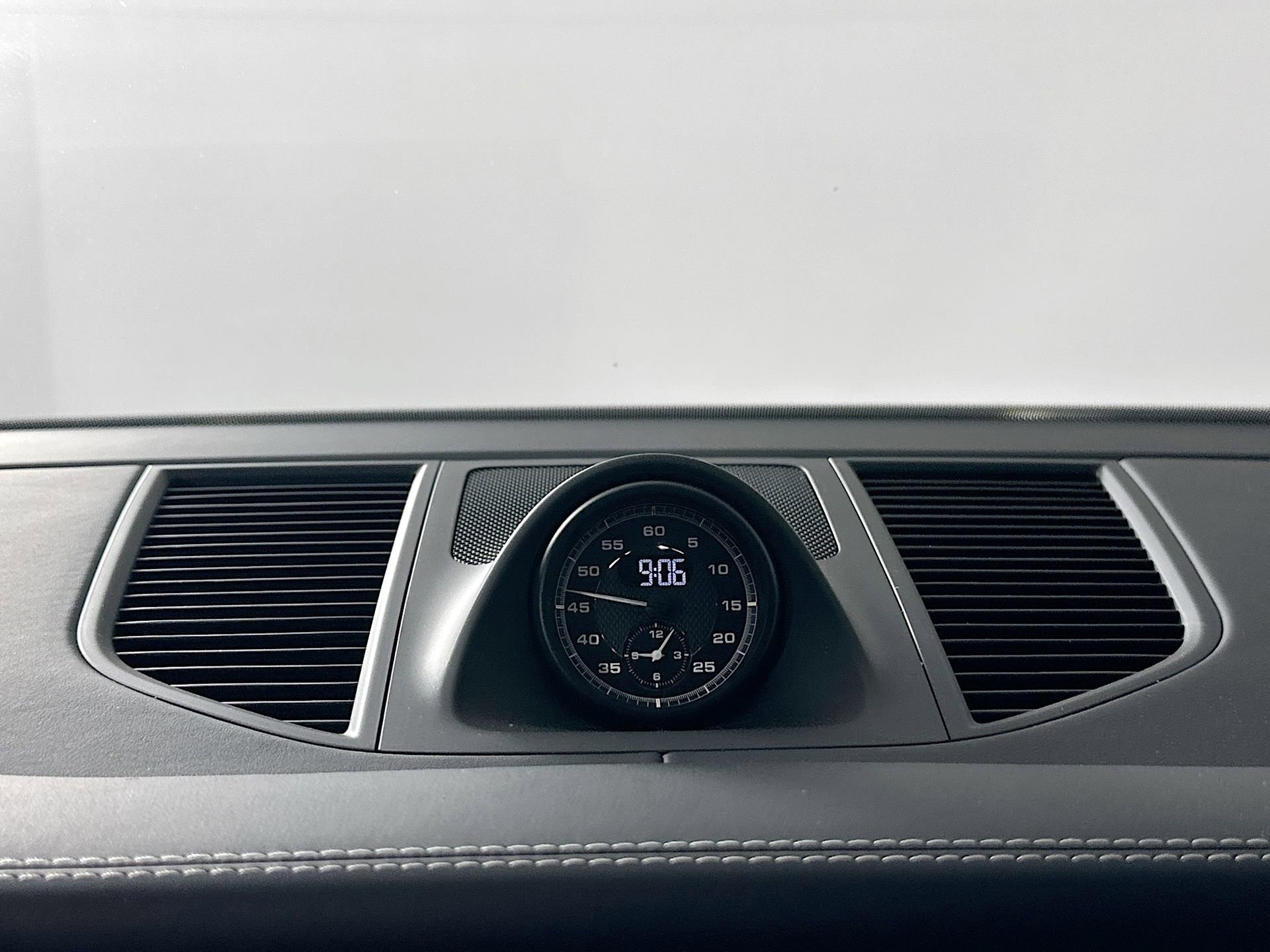 Certified 2024 Porsche Macan S image 31