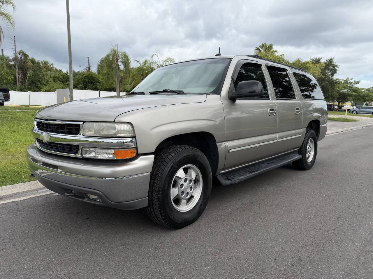 Used 2002 Chevrolet Suburban LT RWD image 1