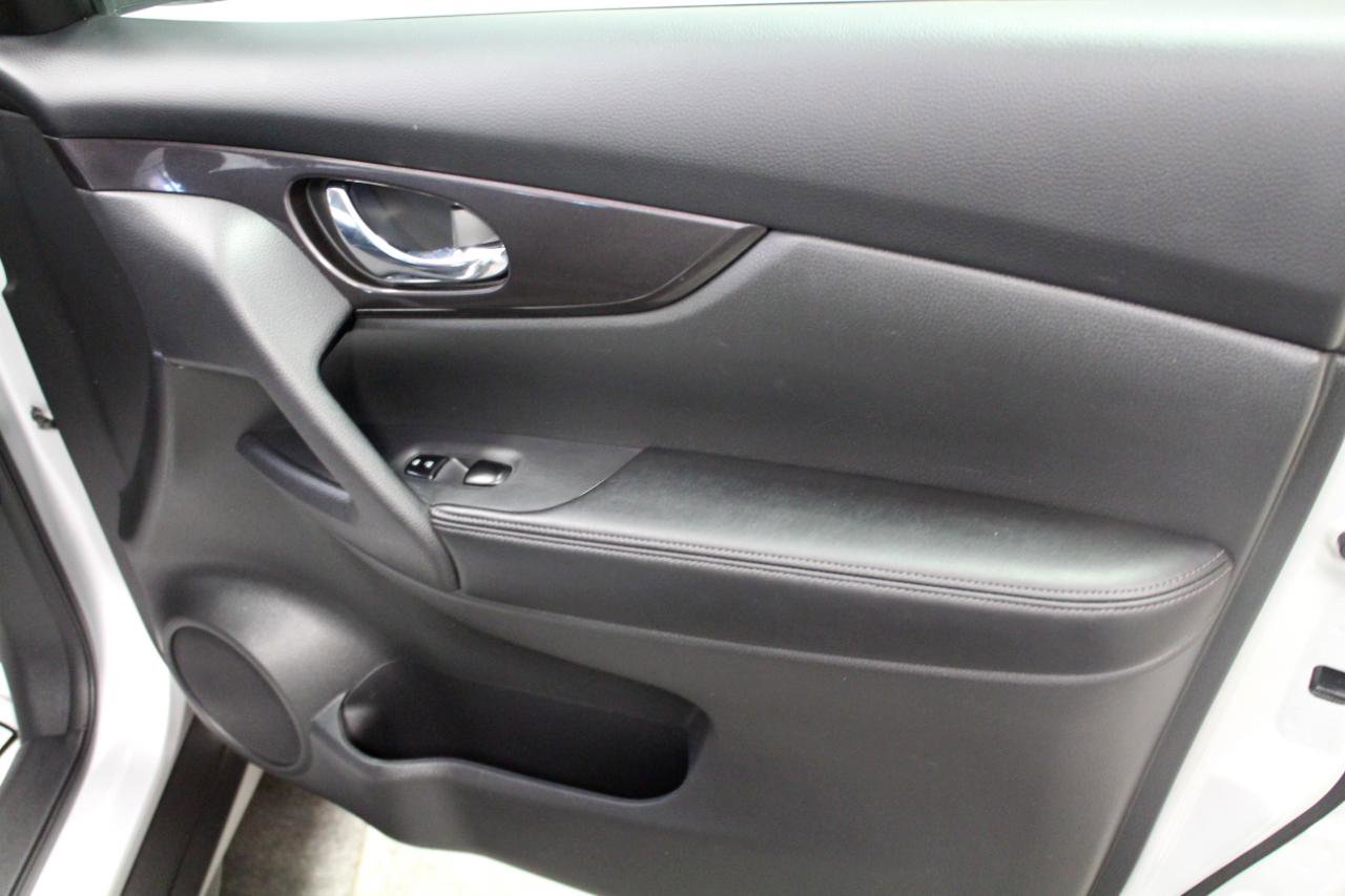 Used 2018 Nissan Rogue SV image 24