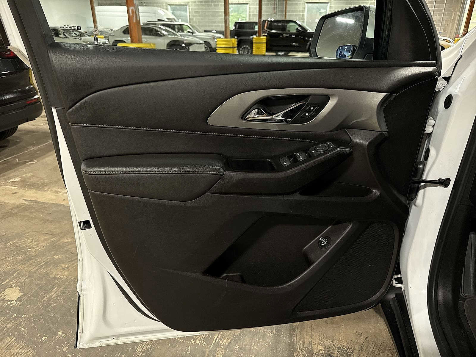Used 2023 Chevrolet Traverse LT FWD image 30