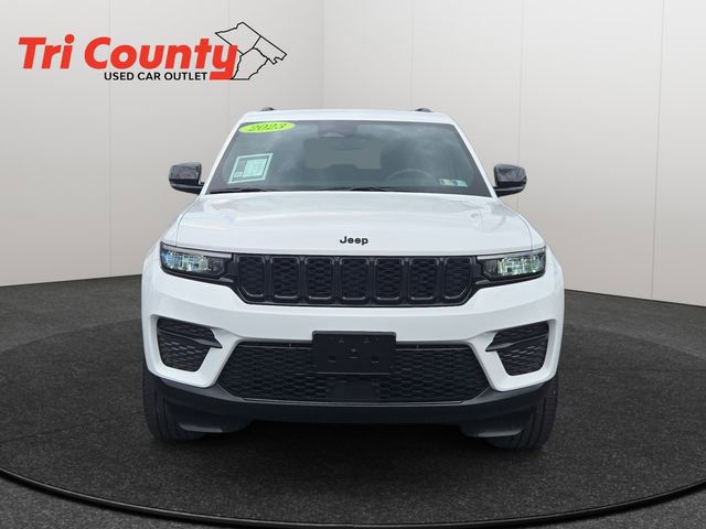 Used 2023 Jeep Grand Cherokee Altitude AWD/4WD image 2
