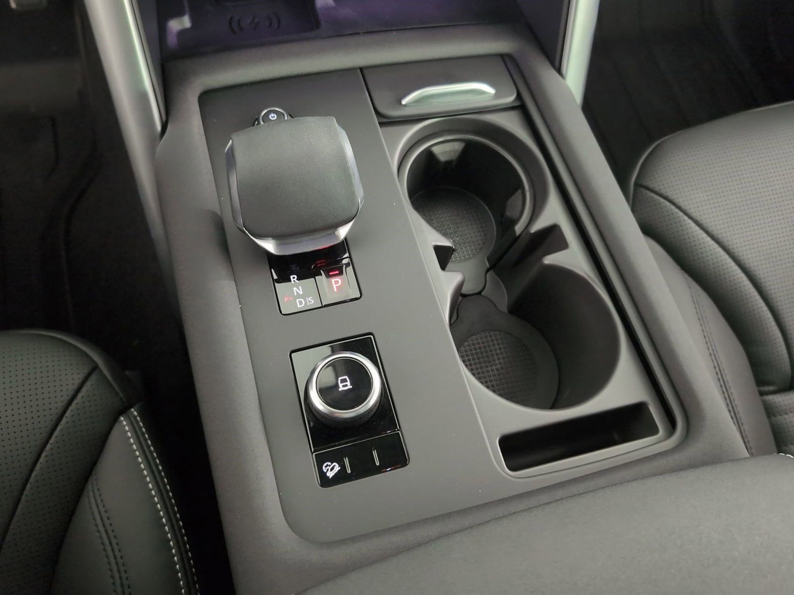 Used 2025 Land Rover Discovery Dynamic SE image 25