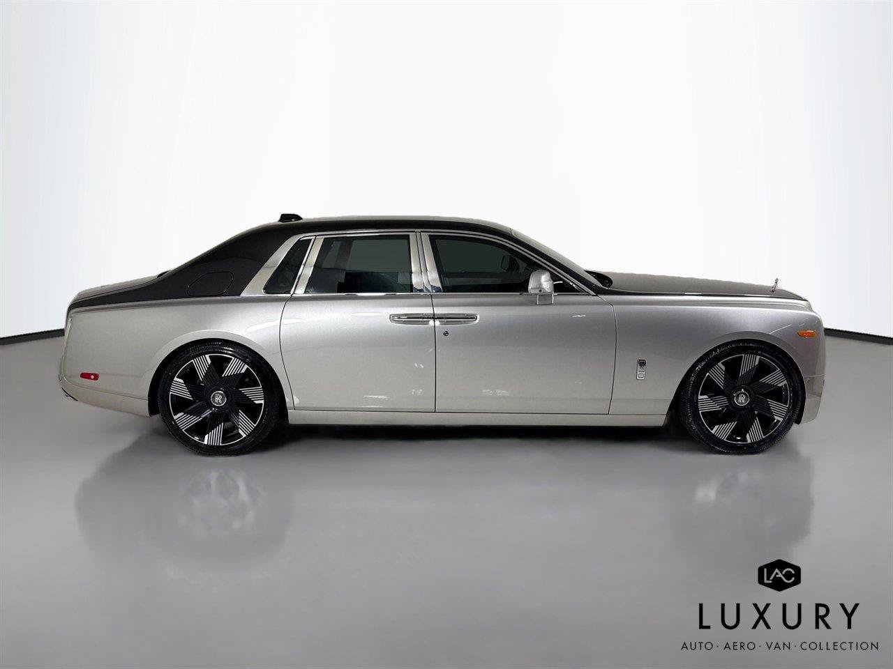 Used 2023 Rolls-Royce Phantom Sedan RWD image 5