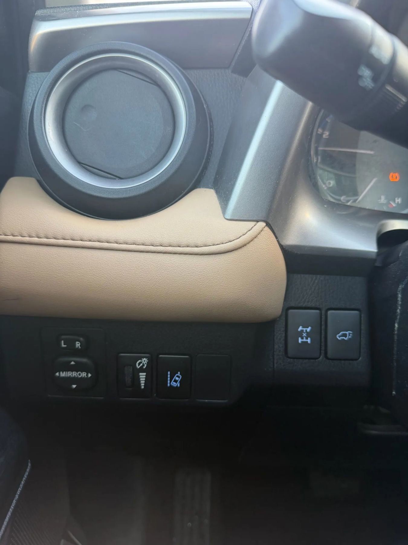 Used 2018 Toyota RAV4 Limited AWD/4WD image 20